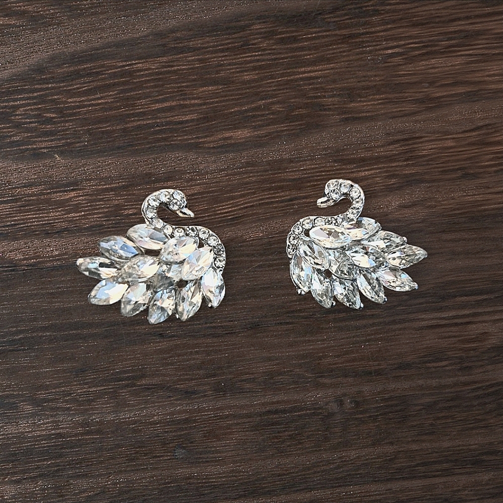 NWOT  Elegant Silver Swan Earrings
